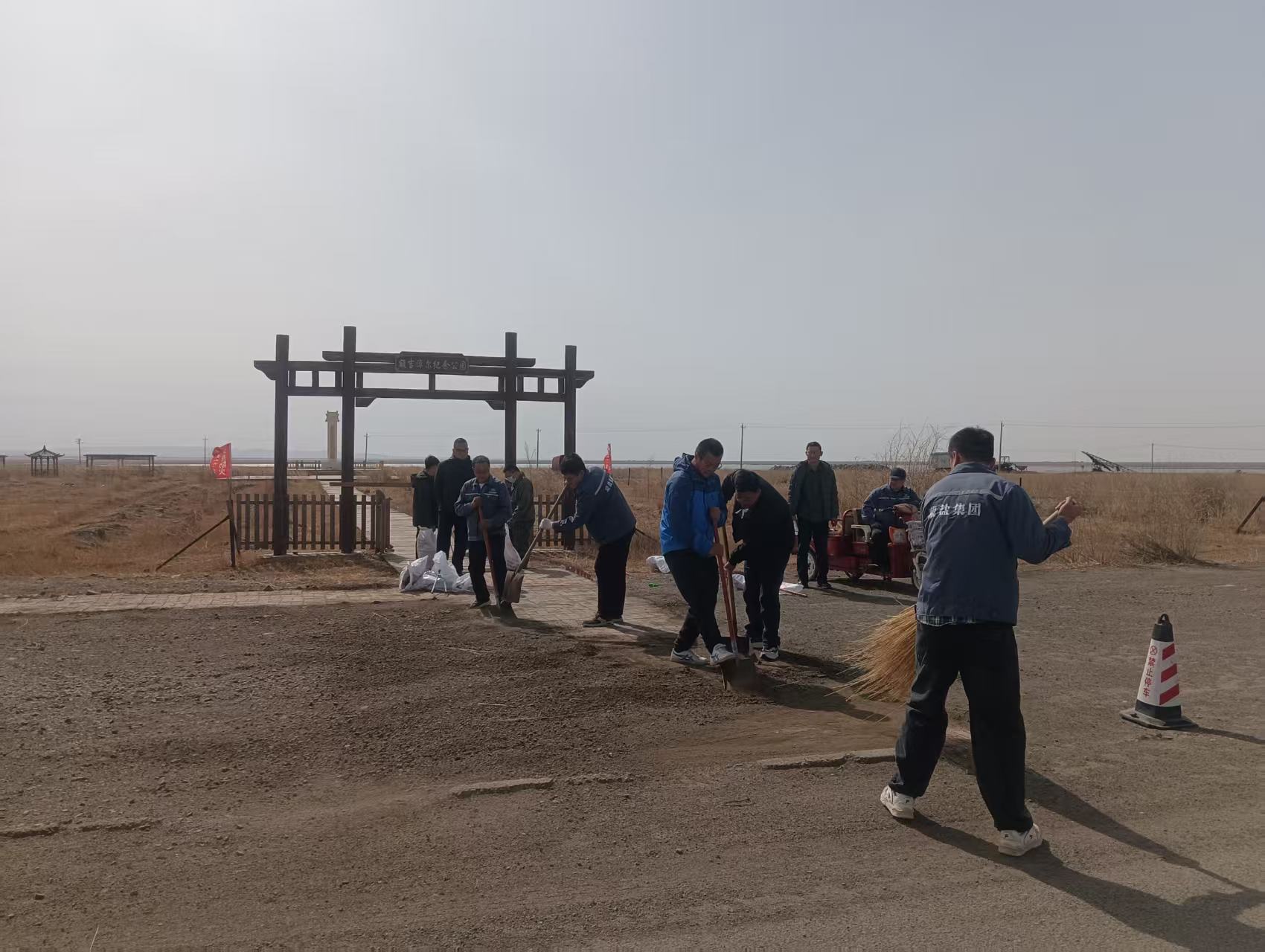 額鹽公司黨支部聯(lián)合開展烈士紀(jì)念碑清掃活動 緬懷先烈迎清明主題黨日活動