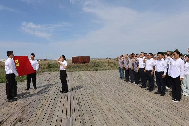 額吉淖爾制鹽有限公司生產(chǎn)黨支部與東烏旗政府辦公室黨支部開展聯(lián)合黨日活動