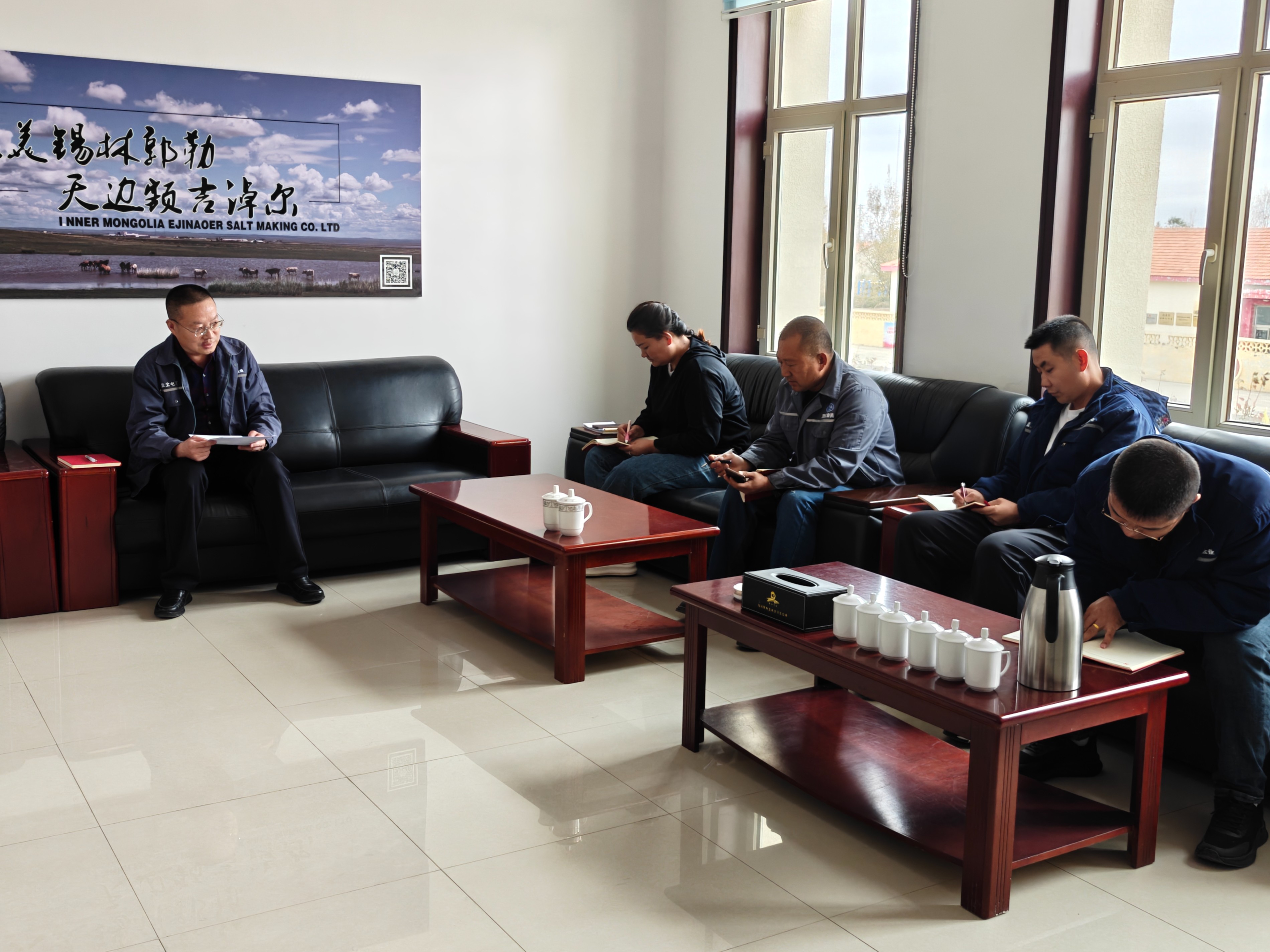 額鹽公司黨委委員、紀(jì)委書(shū)記與支委開(kāi)展集體談心談話